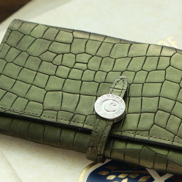 女性に人気ブランドのおすすめレディース財布はcoogaのフラットクロコ