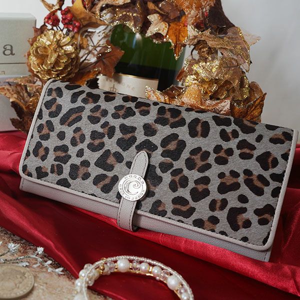 クリスマスプレゼントにおすすめなお財布はcoogaのFlat leopardです